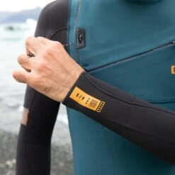 ION Mens Wetsuit Seek Amp 6/5 Hooded FZ (Front Zip) 2022 -Kitesurfing Shop 65 Hooded Amp FZ Petrol lifestyle closeup