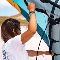 Flysurfer Mojo Wing -Kitesurfing Shop Bright Mojo hands on image on beach 1