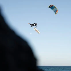 Reedin HyperModel Kite 2024 -Kitesurfing Shop HyperModel Kevin action rocks