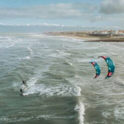 Reedin HyperModel Kite 2024 -Kitesurfing Shop HyperModel riding action