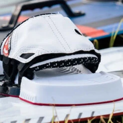 Reedin SpaceAgency Carbon Twintip 2023 -Kitesurfing Shop Space Agency White Super Bindings on board