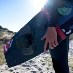 Reedin SUPER E Kiteboard -Kitesurfing Shop Super E beach shot